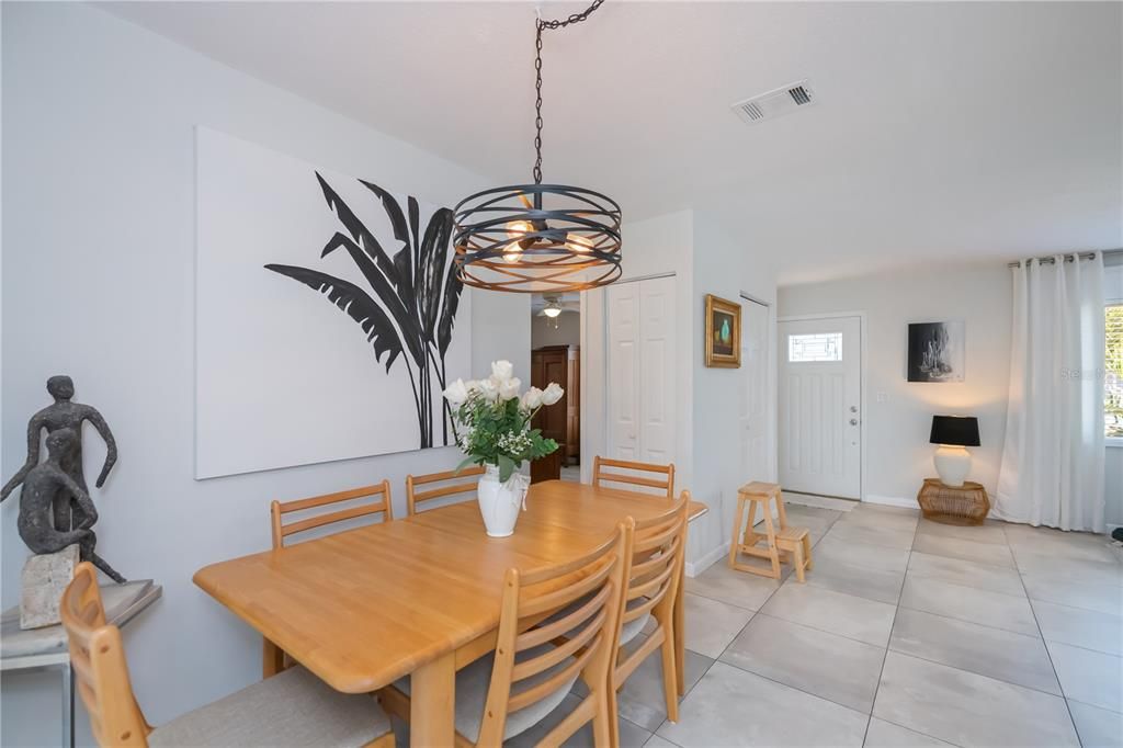 For Sale: $379,000 (2 beds, 2 baths, 1147 Square Feet)