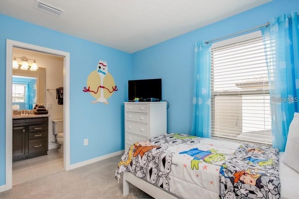 For Rent: $3,100 (5 beds, 5 baths, 2598 Square Feet)