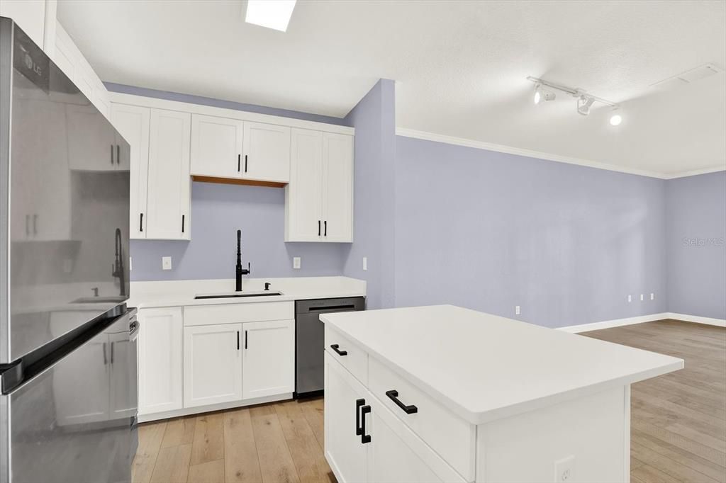 For Rent: $2,100 (1 beds, 1 baths, 800 Square Feet)