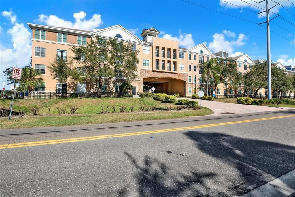 For Rent: $2,100 (1 beds, 1 baths, 800 Square Feet)