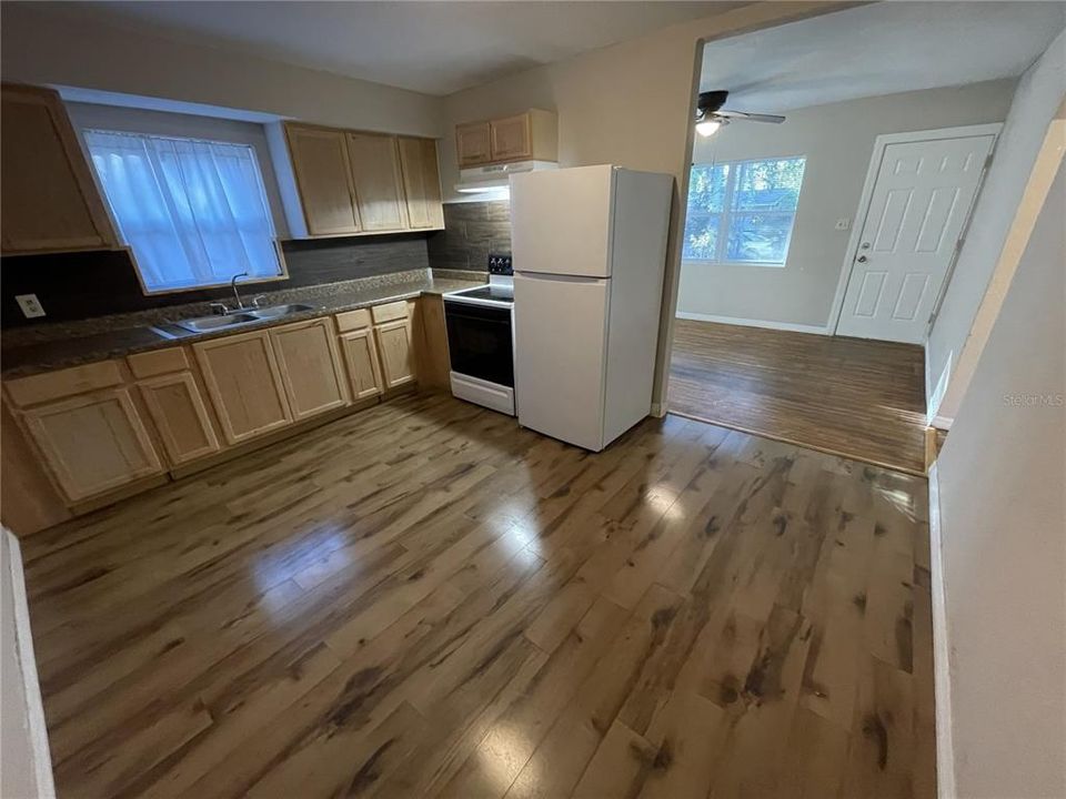 На продажу: $375,000 (2 спален, 1 ванн, 785 Квадратных фут)