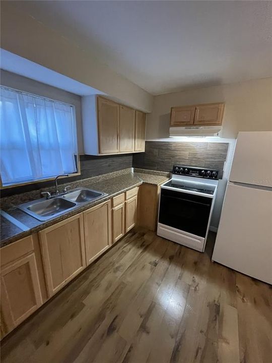 На продажу: $375,000 (2 спален, 1 ванн, 785 Квадратных фут)