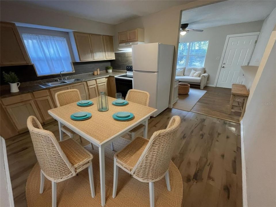 На продажу: $375,000 (2 спален, 1 ванн, 785 Квадратных фут)