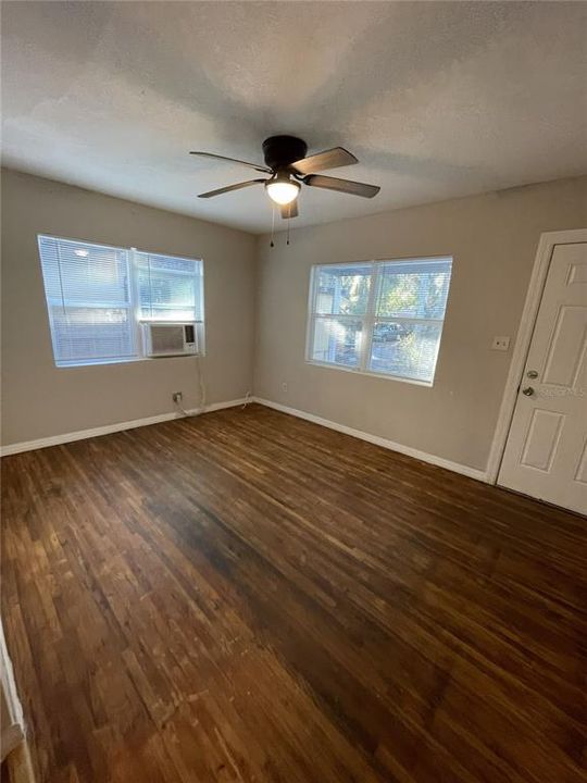 На продажу: $375,000 (2 спален, 1 ванн, 785 Квадратных фут)