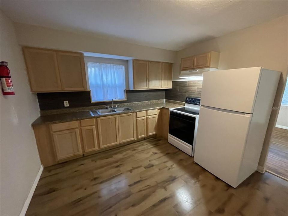 На продажу: $375,000 (2 спален, 1 ванн, 785 Квадратных фут)