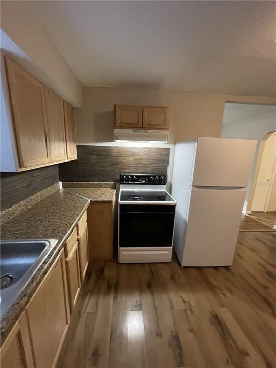 На продажу: $375,000 (2 спален, 1 ванн, 785 Квадратных фут)