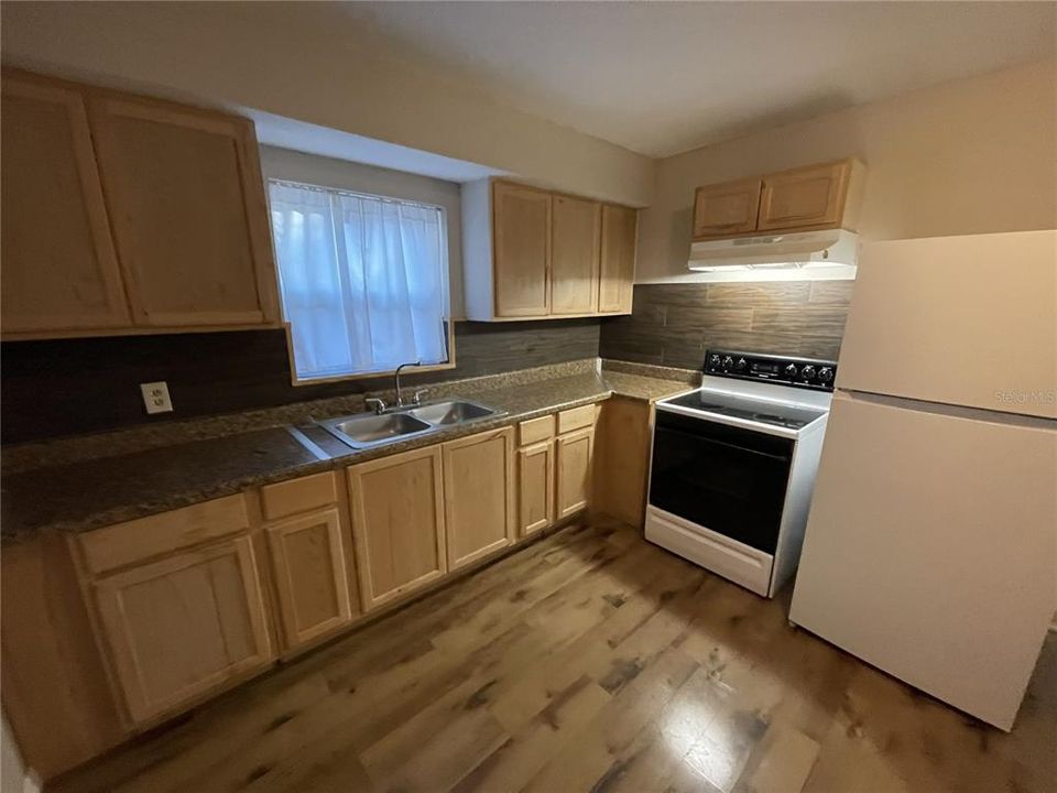 На продажу: $375,000 (2 спален, 1 ванн, 785 Квадратных фут)