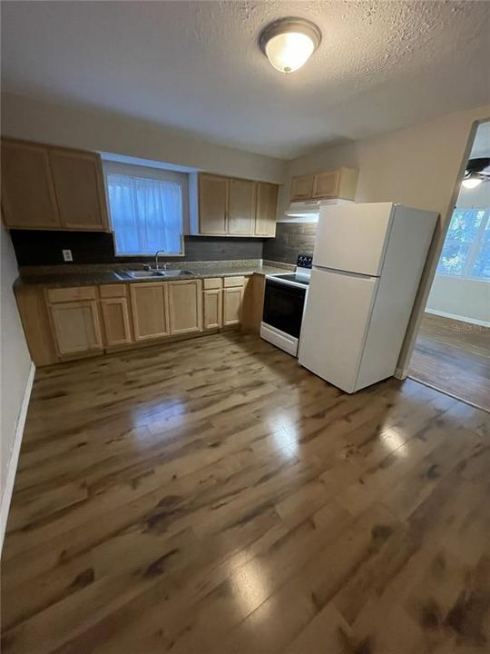 На продажу: $375,000 (2 спален, 1 ванн, 785 Квадратных фут)