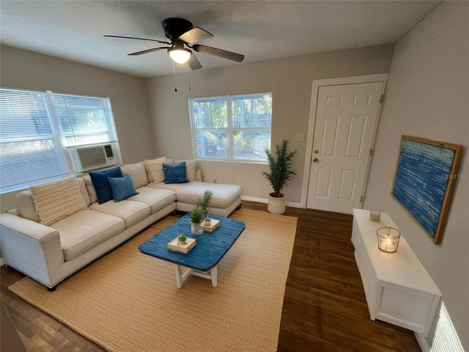 На продажу: $375,000 (2 спален, 1 ванн, 785 Квадратных фут)