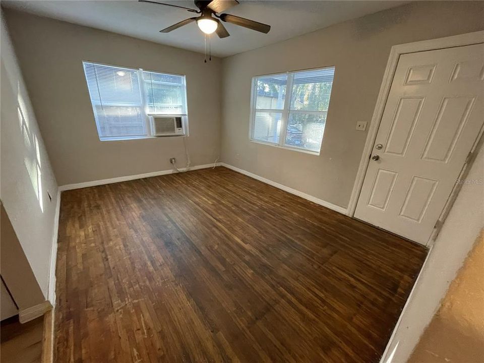 На продажу: $375,000 (2 спален, 1 ванн, 785 Квадратных фут)