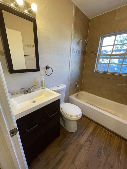 На продажу: $375,000 (2 спален, 1 ванн, 785 Квадратных фут)