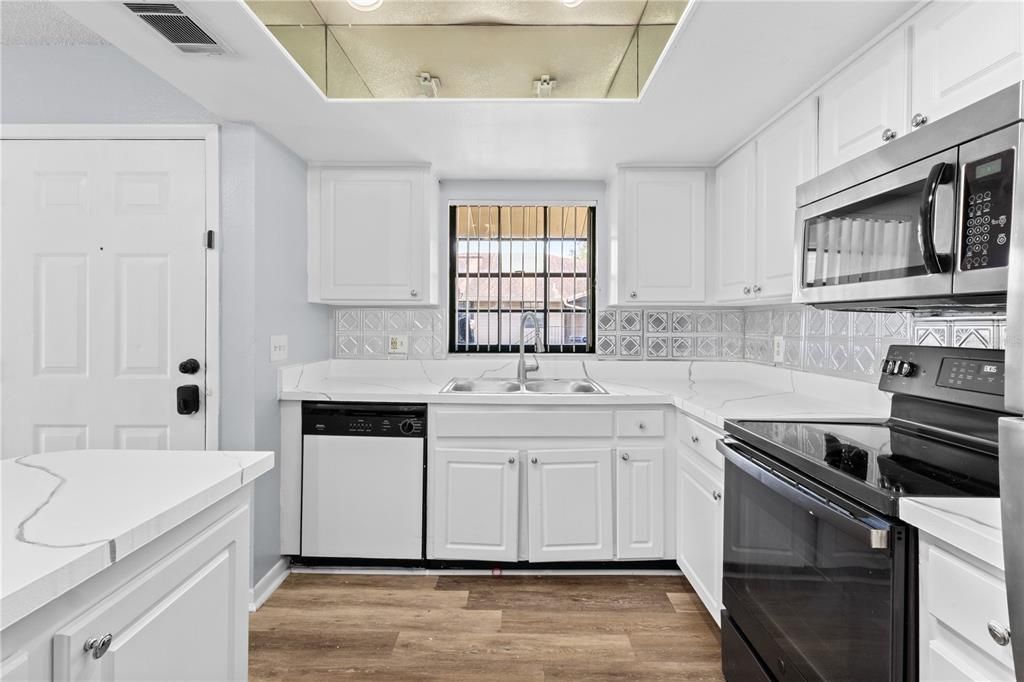 For Sale: $150,000 (2 beds, 2 baths, 943 Square Feet)