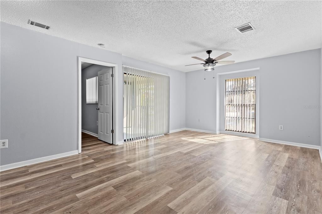 For Sale: $150,000 (2 beds, 2 baths, 943 Square Feet)