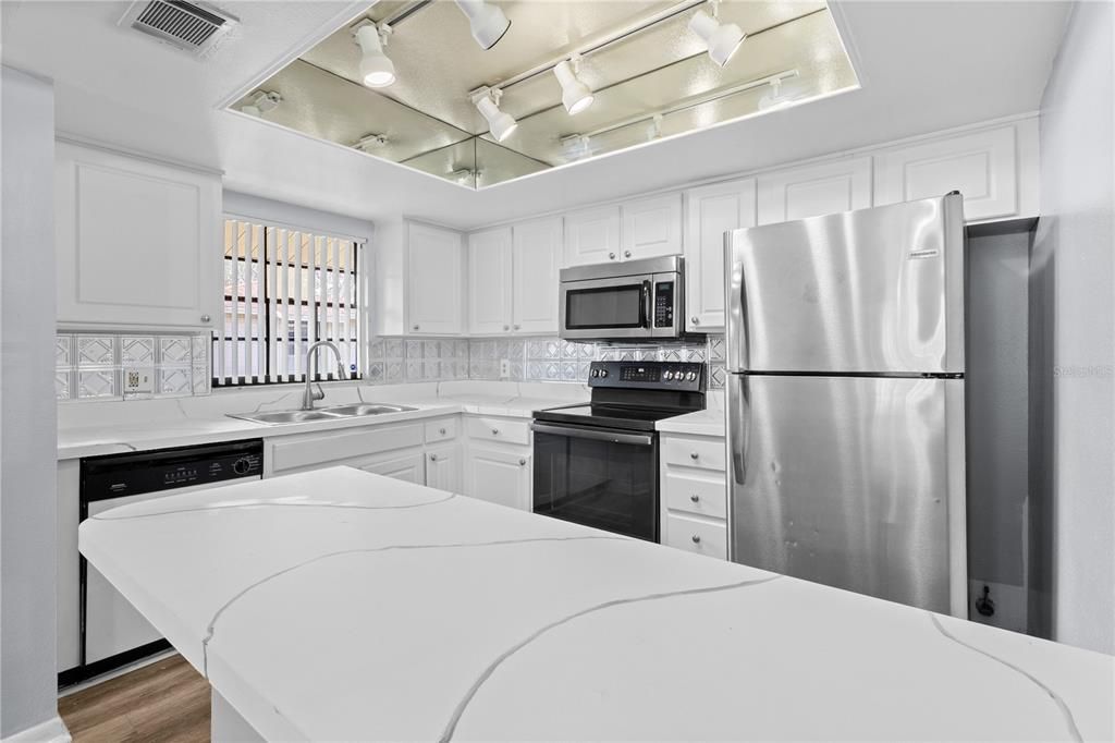 For Sale: $150,000 (2 beds, 2 baths, 943 Square Feet)