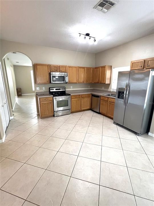 For Rent: $2,575 (4 beds, 2 baths, 1960 Square Feet)