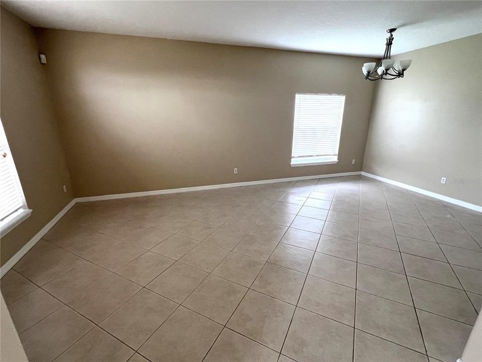 For Rent: $2,575 (4 beds, 2 baths, 1960 Square Feet)