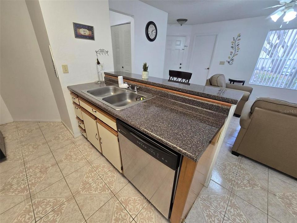 待售: $135,000 (1 贝兹, 1 浴室, 747 平方英尺)