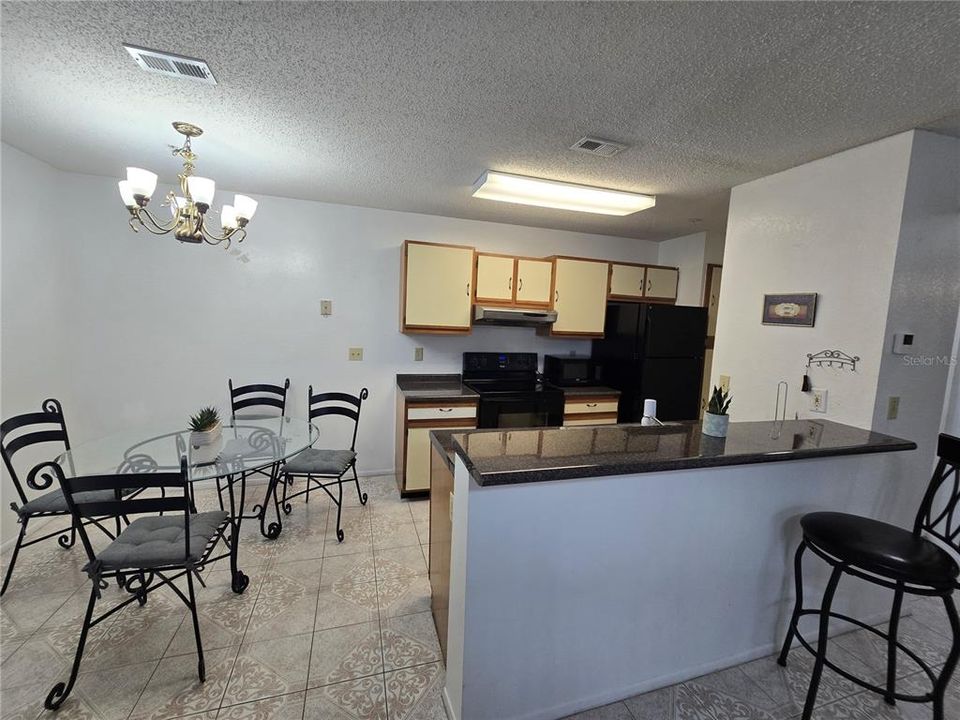 待售: $135,000 (1 贝兹, 1 浴室, 747 平方英尺)