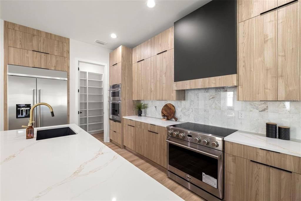 出租: $8,000 (4 贝兹, 3 浴室, 3285 平方英尺)