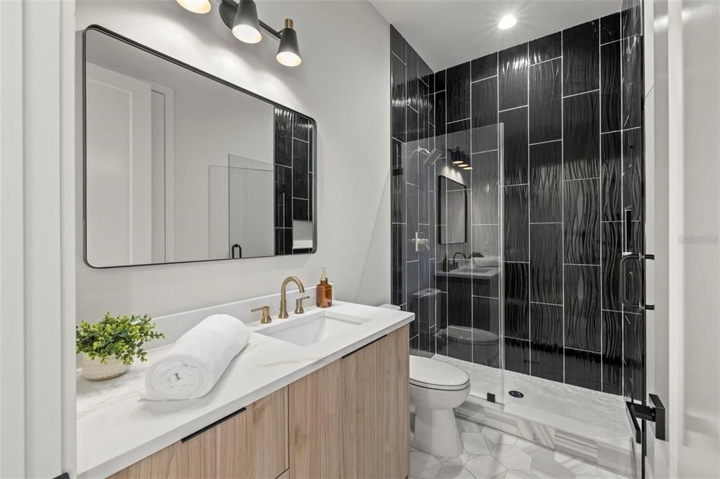 出租: $8,000 (4 贝兹, 3 浴室, 3285 平方英尺)