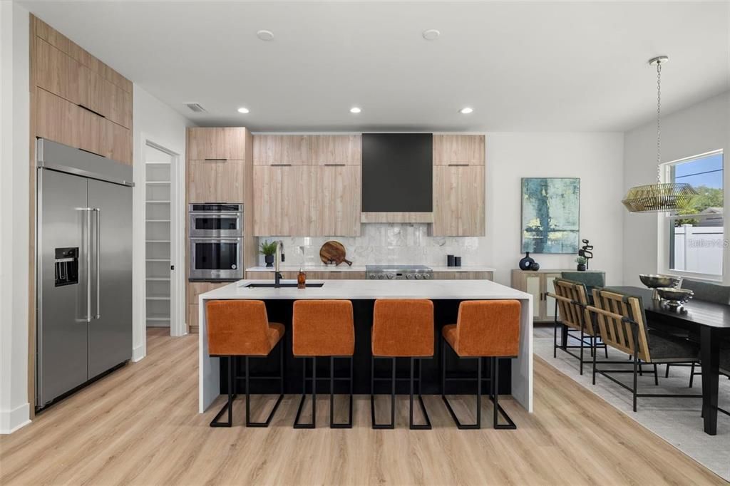 出租: $8,000 (4 贝兹, 3 浴室, 3285 平方英尺)