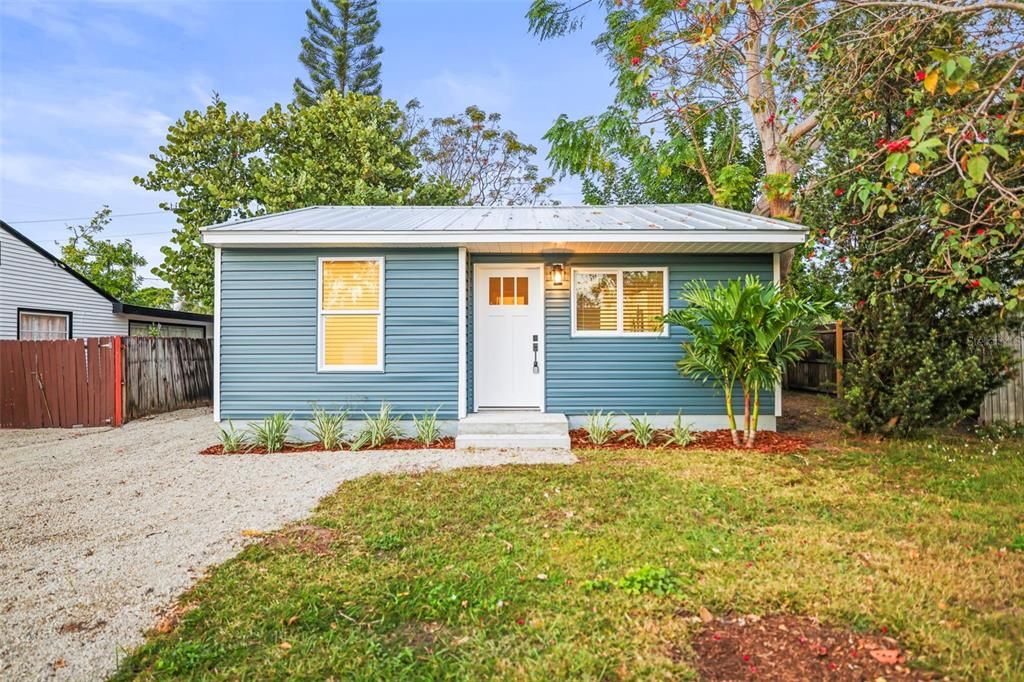 For Sale: $319,000 (3 beds, 1 baths, 804 Square Feet)