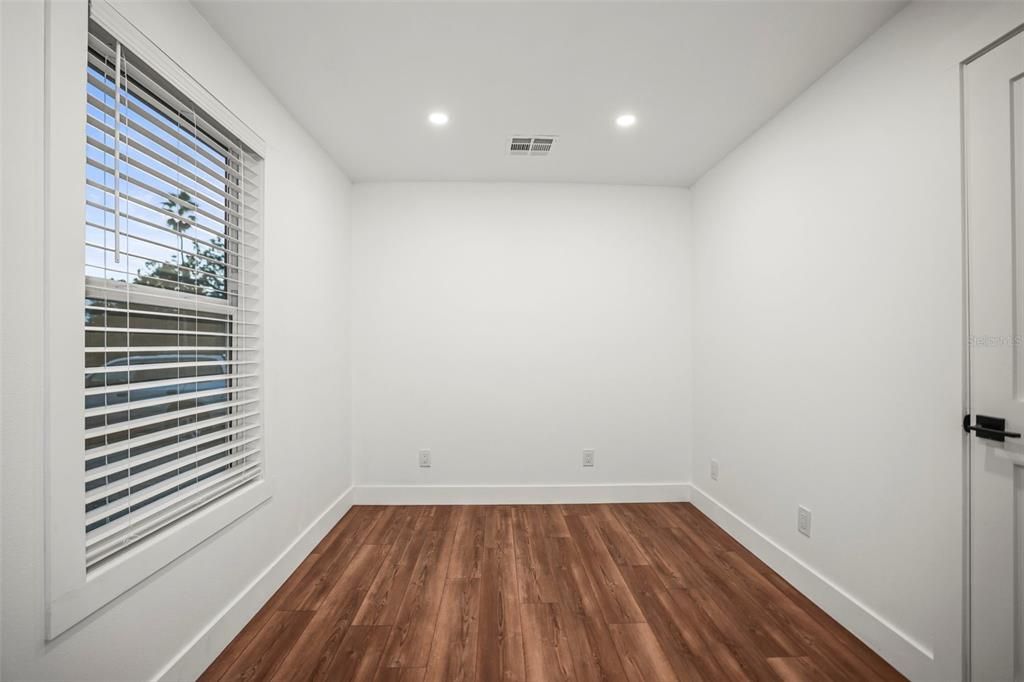 For Sale: $319,000 (3 beds, 1 baths, 804 Square Feet)