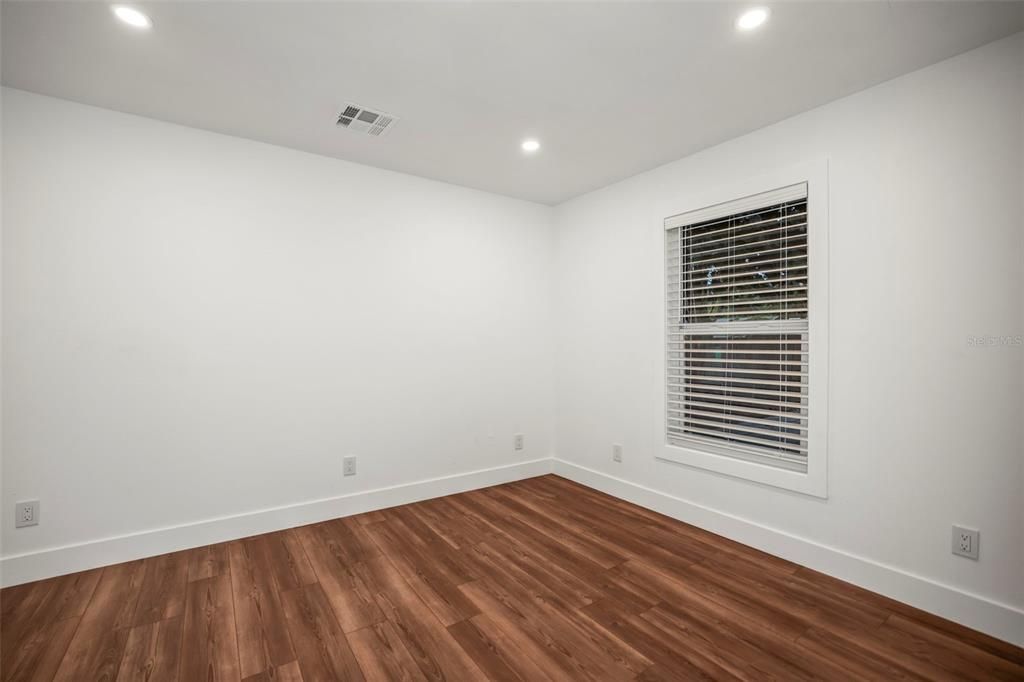 For Sale: $319,000 (3 beds, 1 baths, 804 Square Feet)