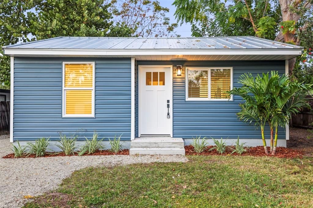 For Sale: $319,000 (3 beds, 1 baths, 804 Square Feet)