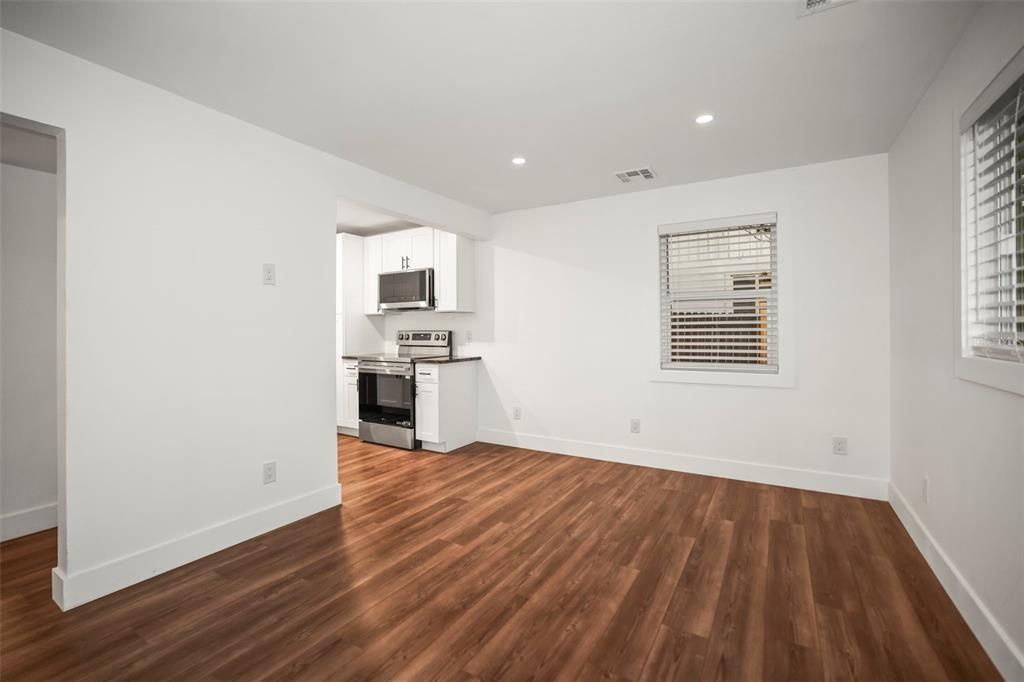 For Sale: $319,000 (3 beds, 1 baths, 804 Square Feet)