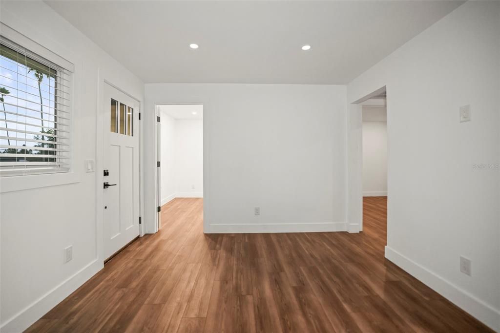 For Sale: $319,000 (3 beds, 1 baths, 804 Square Feet)