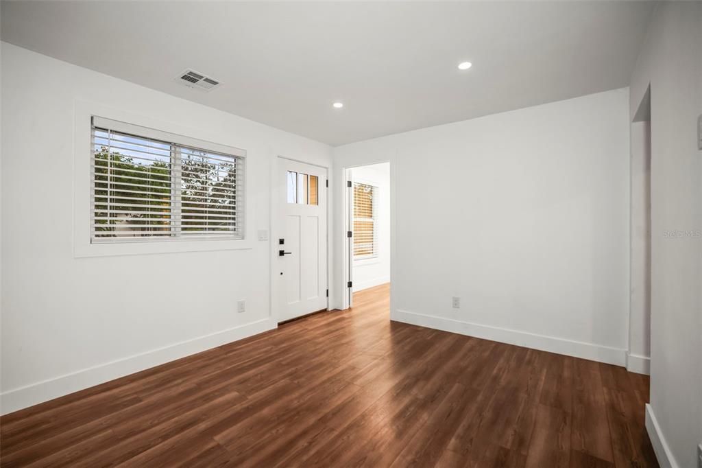 For Sale: $319,000 (3 beds, 1 baths, 804 Square Feet)