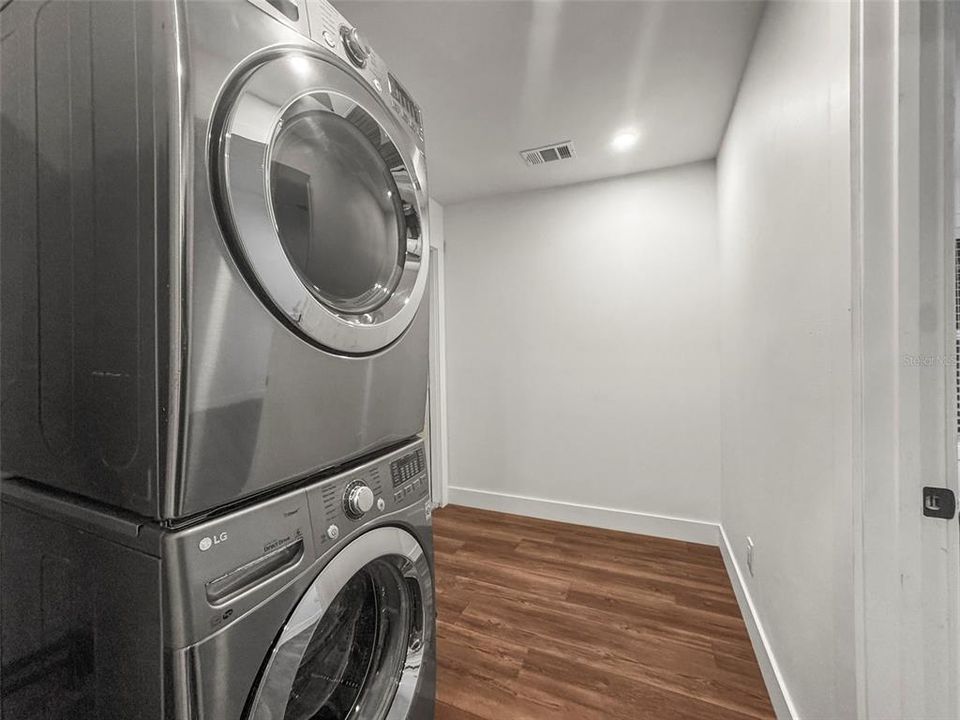 For Sale: $319,000 (3 beds, 1 baths, 804 Square Feet)