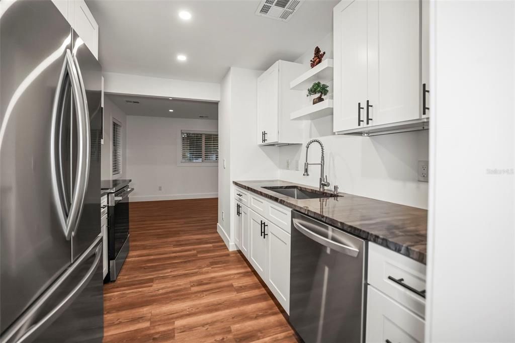 For Sale: $319,000 (3 beds, 1 baths, 804 Square Feet)