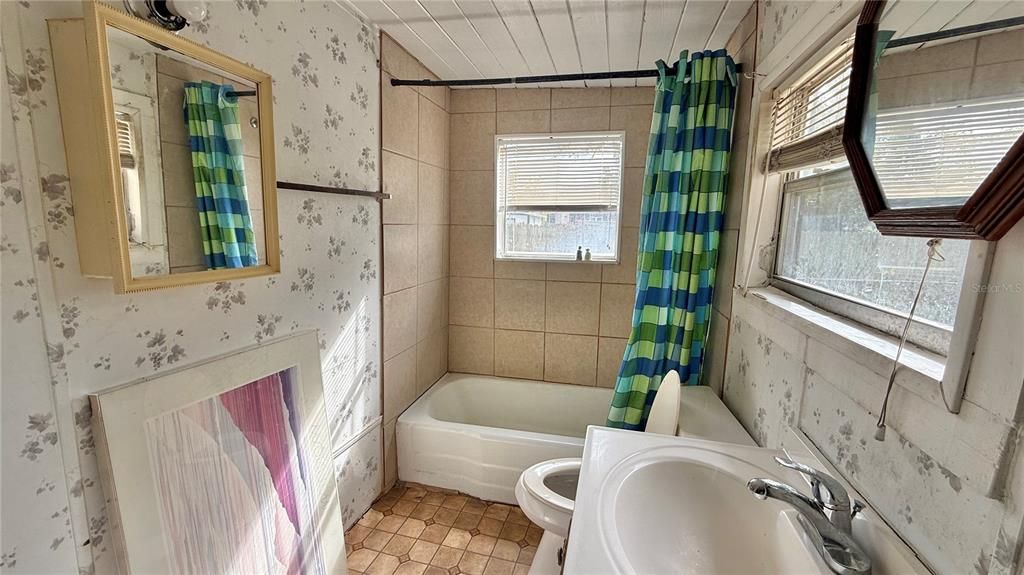 For Sale: $185,000 (2 beds, 1 baths, 576 Square Feet)