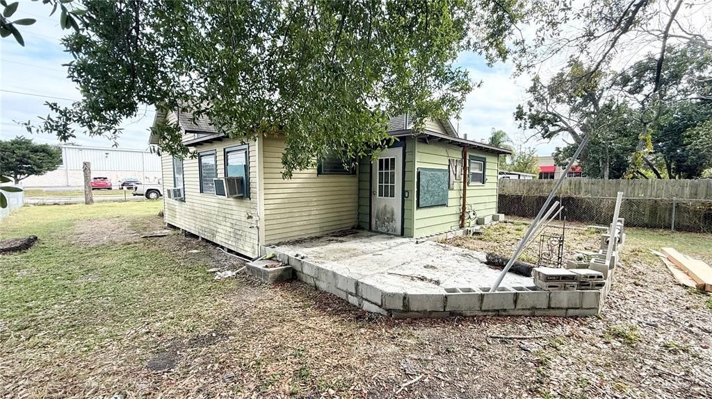 For Sale: $185,000 (2 beds, 1 baths, 576 Square Feet)