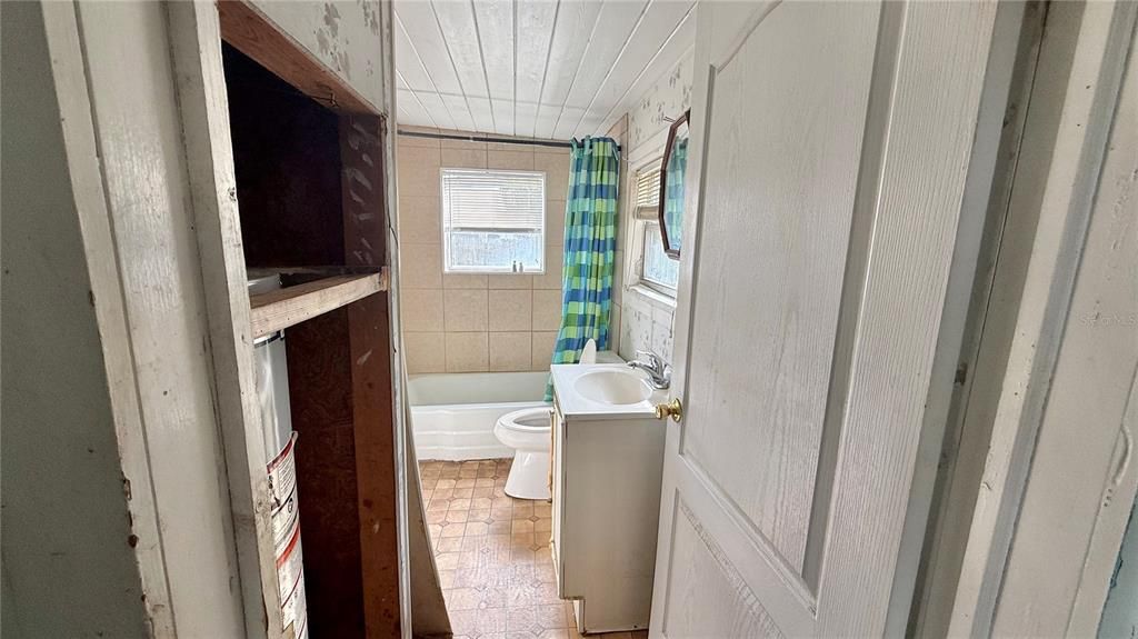 For Sale: $185,000 (2 beds, 1 baths, 576 Square Feet)