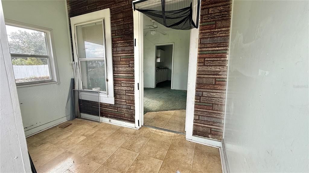 For Sale: $185,000 (2 beds, 1 baths, 576 Square Feet)