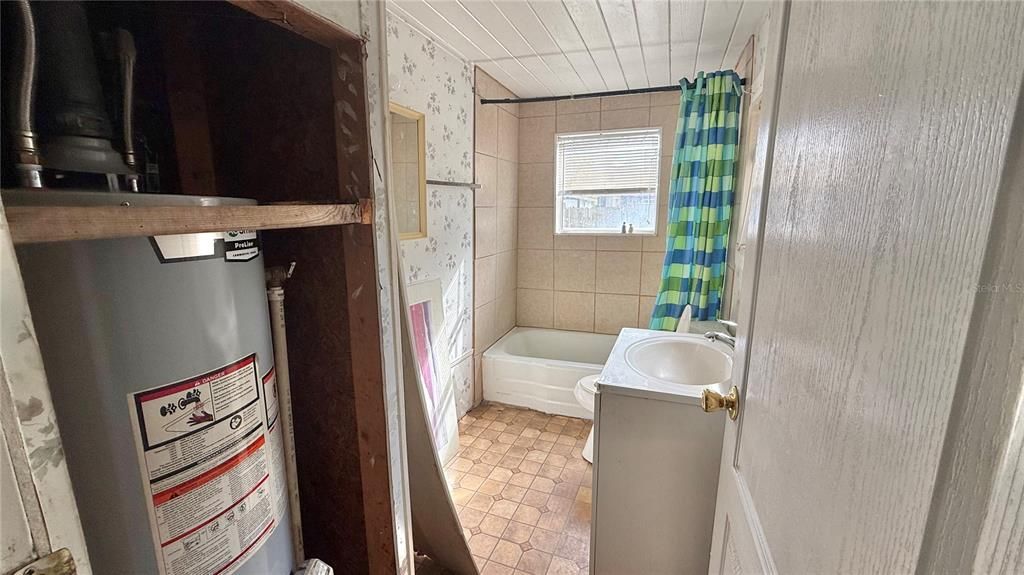 For Sale: $185,000 (2 beds, 1 baths, 576 Square Feet)