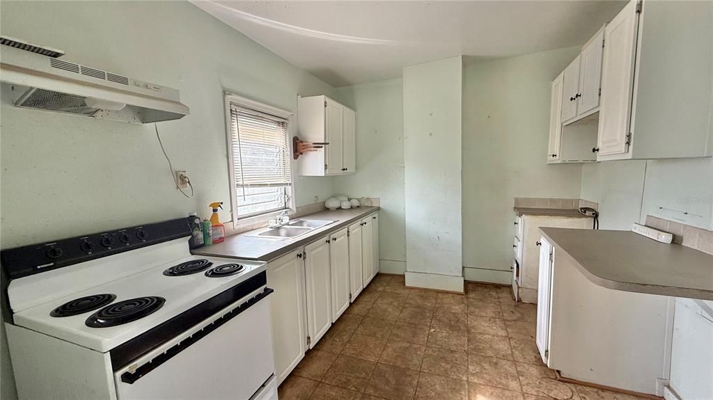 For Sale: $185,000 (2 beds, 1 baths, 576 Square Feet)