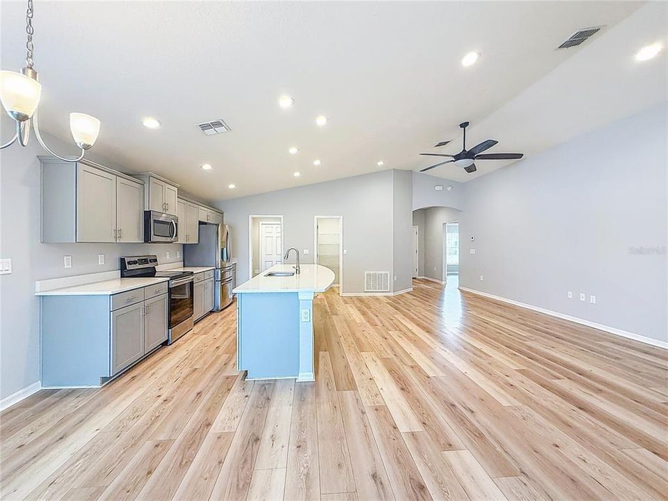 For Rent: $2,400 (4 beds, 2 baths, 1711 Square Feet)