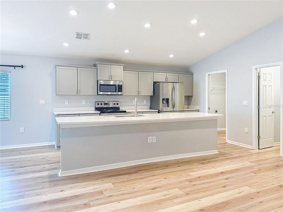 For Rent: $2,400 (4 beds, 2 baths, 1711 Square Feet)