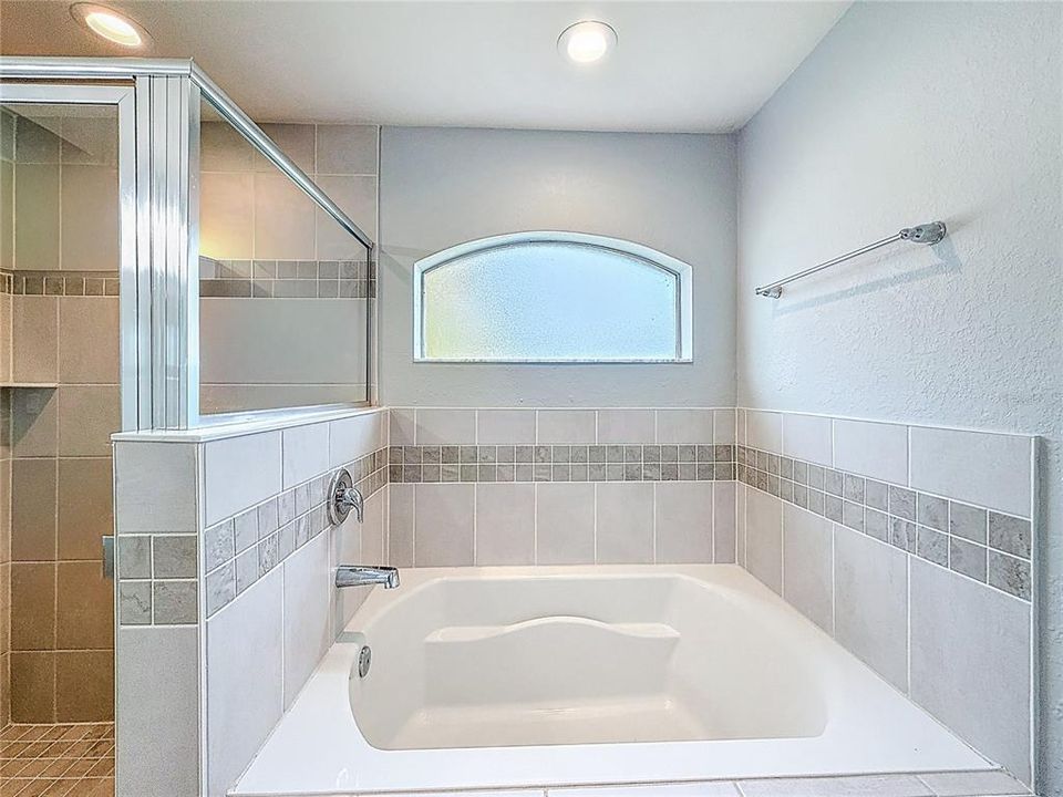 For Rent: $2,400 (4 beds, 2 baths, 1711 Square Feet)