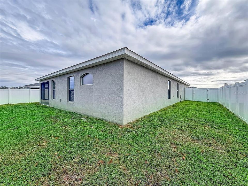 For Rent: $2,400 (4 beds, 2 baths, 1711 Square Feet)