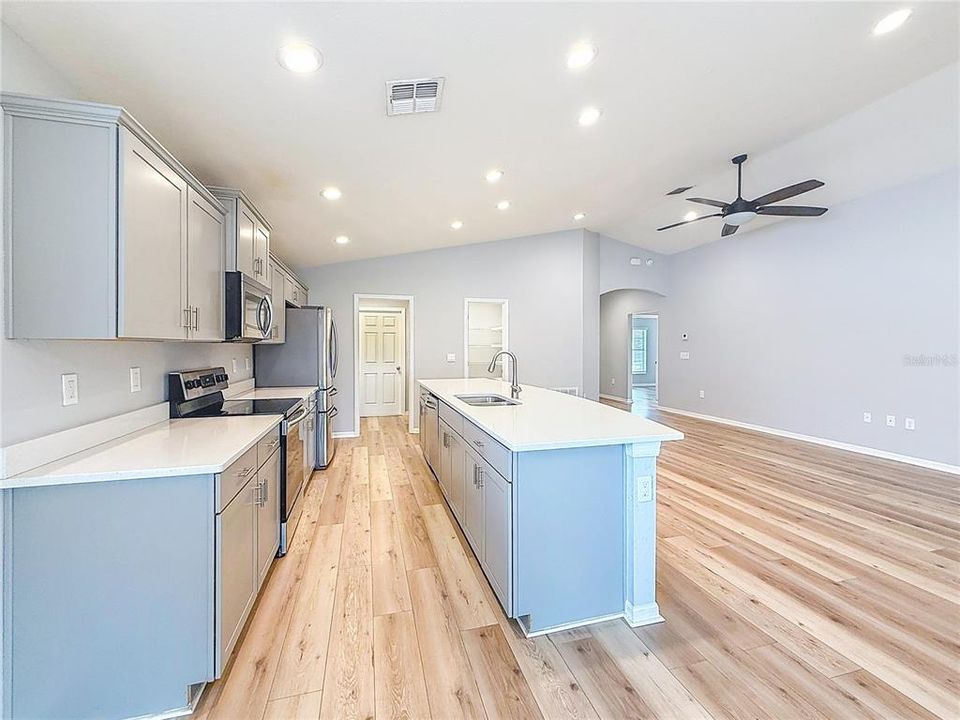 For Rent: $2,400 (4 beds, 2 baths, 1711 Square Feet)