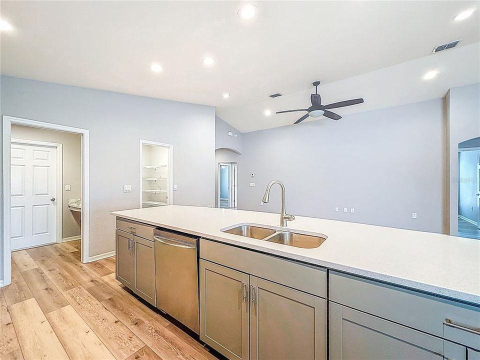 For Rent: $2,400 (4 beds, 2 baths, 1711 Square Feet)