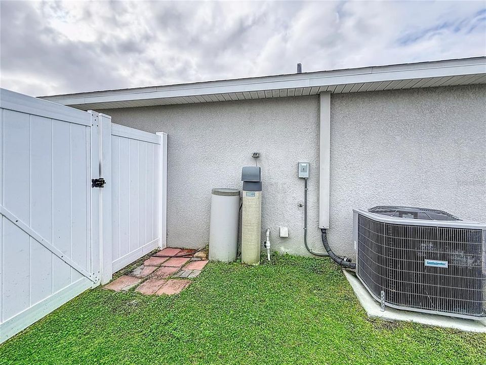 For Rent: $2,400 (4 beds, 2 baths, 1711 Square Feet)