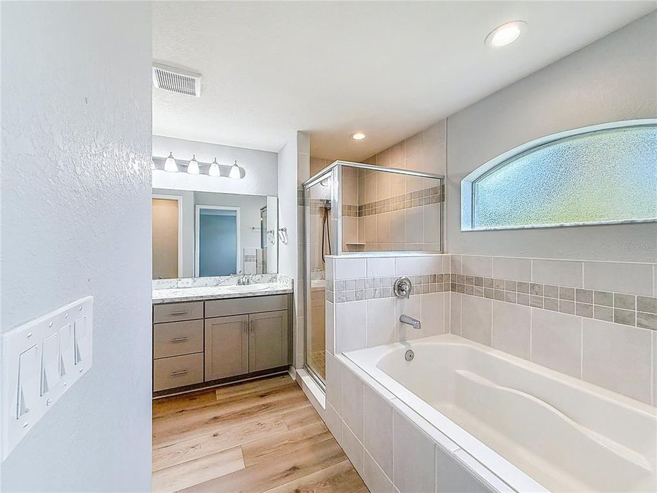 For Rent: $2,400 (4 beds, 2 baths, 1711 Square Feet)