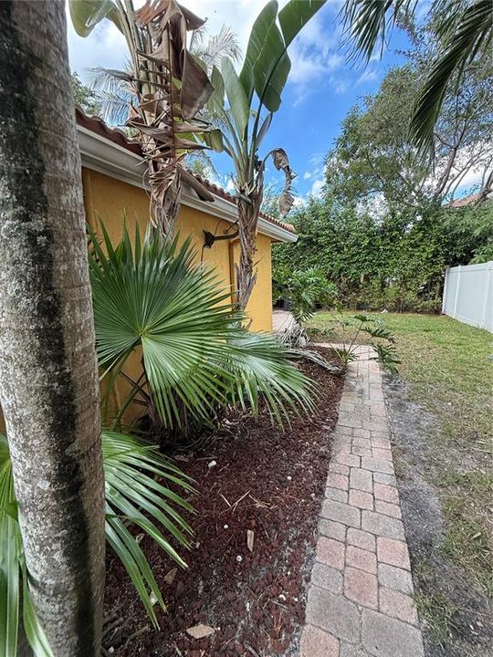 For Sale: $389,900 (3 beds, 2 baths, 1253 Square Feet)