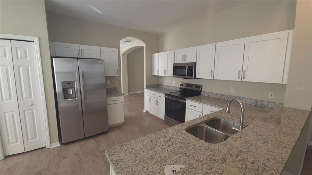 For Sale: $384,900 (4 beds, 2 baths, 2592 Square Feet)